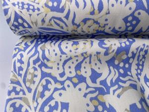 Fastvævet twill med stræk - yndige bladmotiver på lavendelblå bund