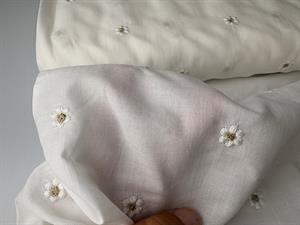 Fastvævet bomuld - små fine brodererede blomster på offwhite bund