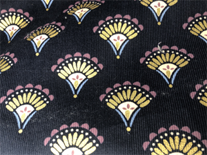 Fastvævet - smalriflet babyfløjl med vifter med guld effekt