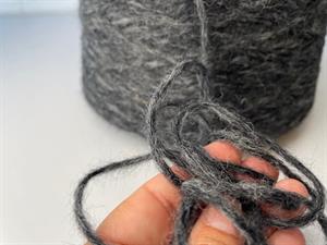 Softbaby blow garn - fjerlet og i koksgrå meleret, 100 gram