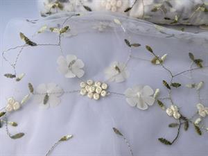 Tyl - creme med yndige blomster