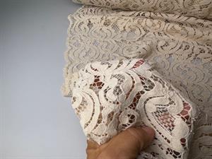 Fast blonde - smuk, lidt lodden og flødefarvet 