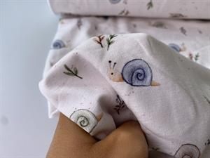 Bomuldsjersey - fine snegle på lys bund