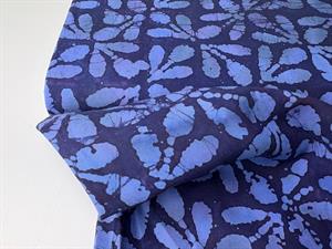 Fastvævet bomuld - unik batik i blå bund med striber og tern