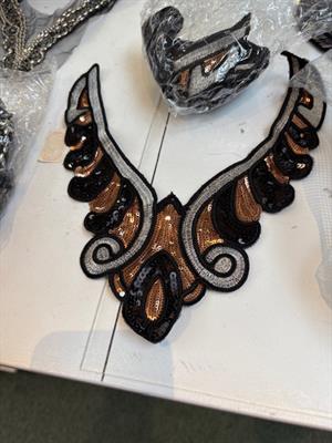 Besætning - sort bund med sølv perler og pailetter, ca 24x26 cm