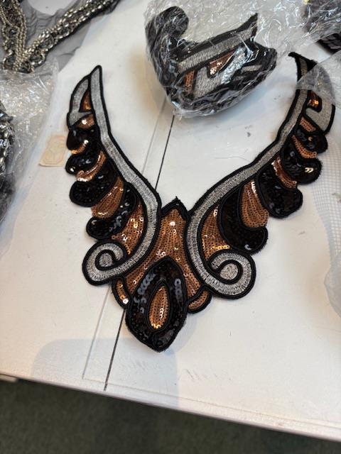 Besætning - sort bund med sølv perler og pailetter, ca 24x26 cm