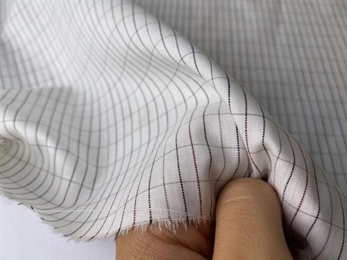 Skjortepoplin - offwhite med firkanter i fine farver