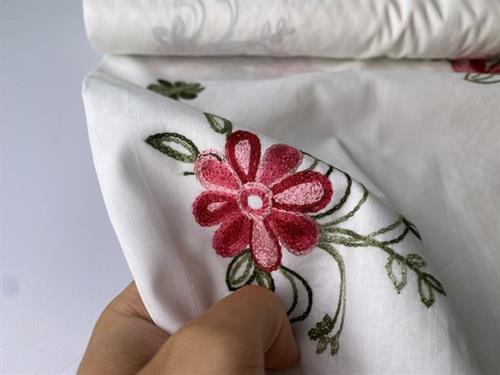 Vævet bomuldspoplin - smukke broderede blomster på offwhite bund