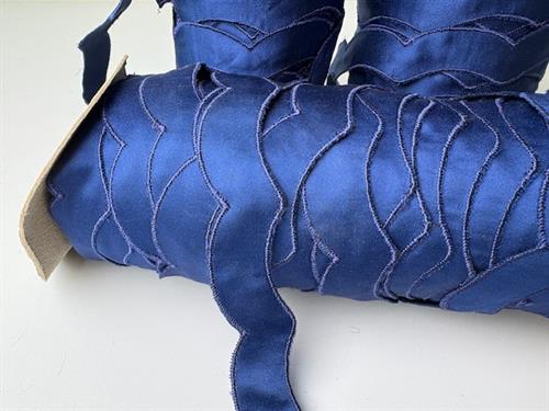 Fast bånd - flot blå farve i stor zigzag lidse