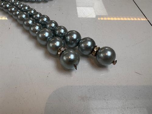 Perler på snor - steel bluish, 125 cm lang