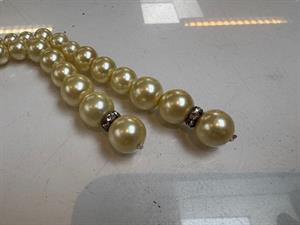 Perler på snor - flødefarvede, 125 cm lang