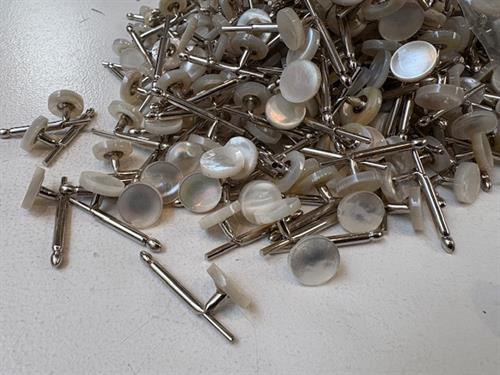 Brystknap / manchet knap - perlemor og med fjeder ordning 