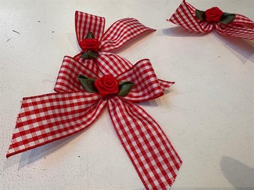 Sløjfe - ternet med lille rose, 6 cm