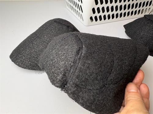 Skulderpude - sort, til jakker og frakker