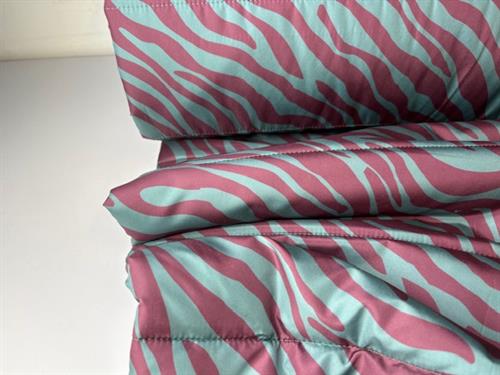 Fastvævet quiltet stof - petrol / bordeaux zebra look  