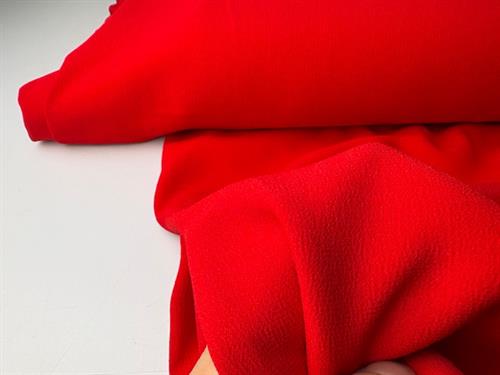 Fastvævet polyester - intens rød og let crepet