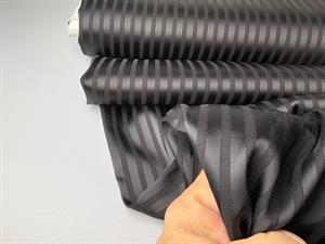 Fastvævet viscose - selskabelig i sort med blanke striber
