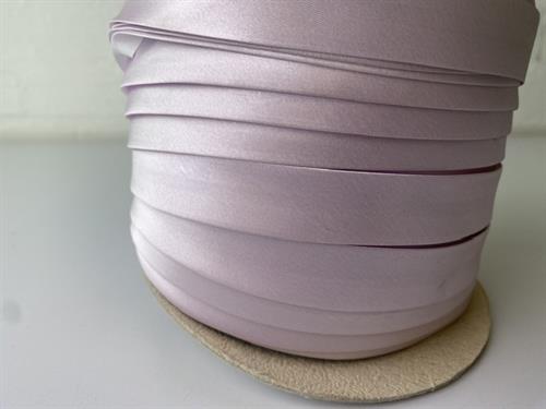 Satin skråbånd - hel rulle 20 mm bred i pastel lilla