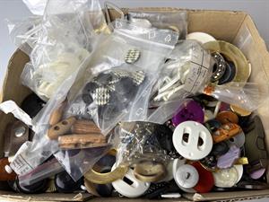 1 kasse med mange knapper og andre spænder