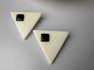 Broche - offwhite trekant med sort dims