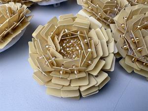 Stor knap/broche - cremefarvet paillet blomst med perler