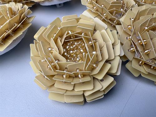 Stor knap/broche - cremefarvet paillet blomst med perler