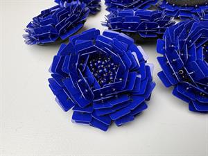 Stor knap/broche - kobolt paillet blomst med perler