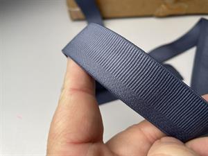 Luksus elastik - blid dueblå med riller, 25 mm