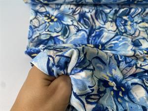 Viscosejersey - kunstneriske blomster i blå toner