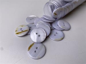 Poleret perlemorsknap - sart lyseblå og blank, 22 mm
