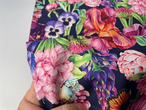 Patchwork stof - smukke sommer blomster i mørke lilla nuancer