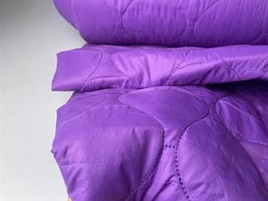 Fastvævet quiltet stof - amethyst orchid med glat overflade