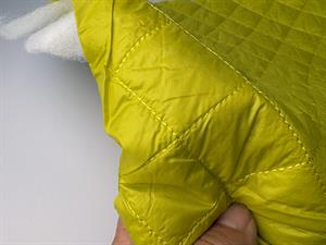 Quiltet stof - fantastisk flot limefarvet, quiltet på begge sider