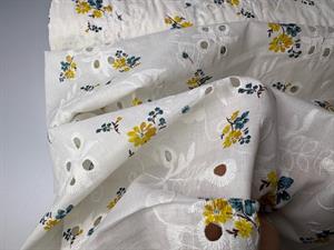 Broderie anglaise - søde og små blomster i gul og blå