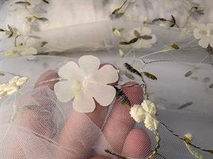 Tyl - creme med smukke blomster