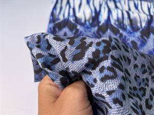 Fastvævet viscose - tie dye og leo i blå toner
