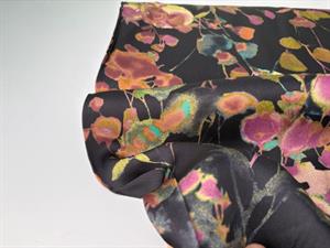 Satinvævet viscose - sort bund med smukke blomster i varme farver