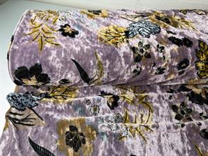 Velourjersey - selskabelig i blid lilla med blomster 