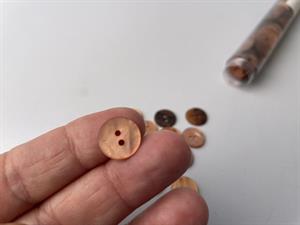 Perlemorsknap - lys abrikos, 12 mm, med mat overflade