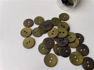 Perlemorsknap - mørk oliven, 13 mm, med mat overflade