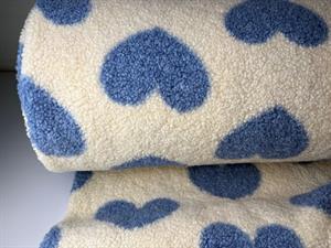 Teddy pels - offwhite med store blå hjerter