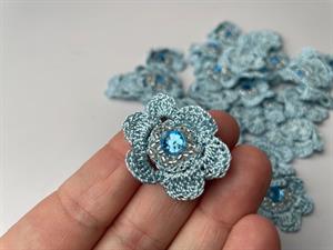Hæklet blomst i dueblå med perler