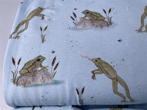 Bomuldsjersey - fine frøer på lyseblå bund