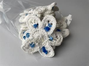 Hæklet blomst - hvid med små sten, 3 stk.