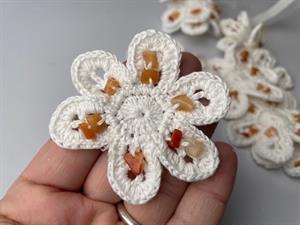 Hæklet blomst - hvid med små sten, 3 stk.