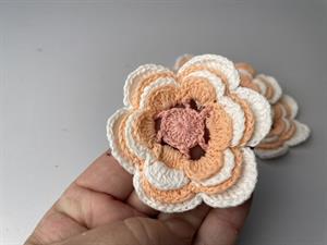 Hæklet blomst - hvid, fersken og rosa, 3 stk.