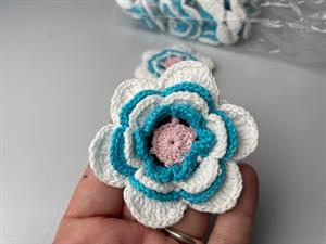 Hæklet blomst - hvid, turkis og rosa, 3 stk.