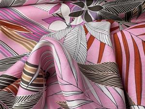 Fastvævet silke - florlet med blomster og blade i lyserøde toner