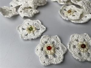Hæklet blomst - hvid med små sten, 3 stk.