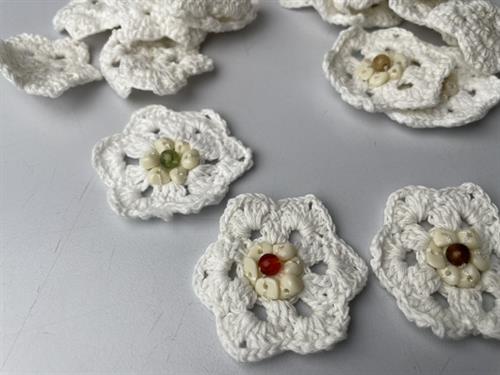 Hæklet blomst - hvid med små sten, 3 stk.